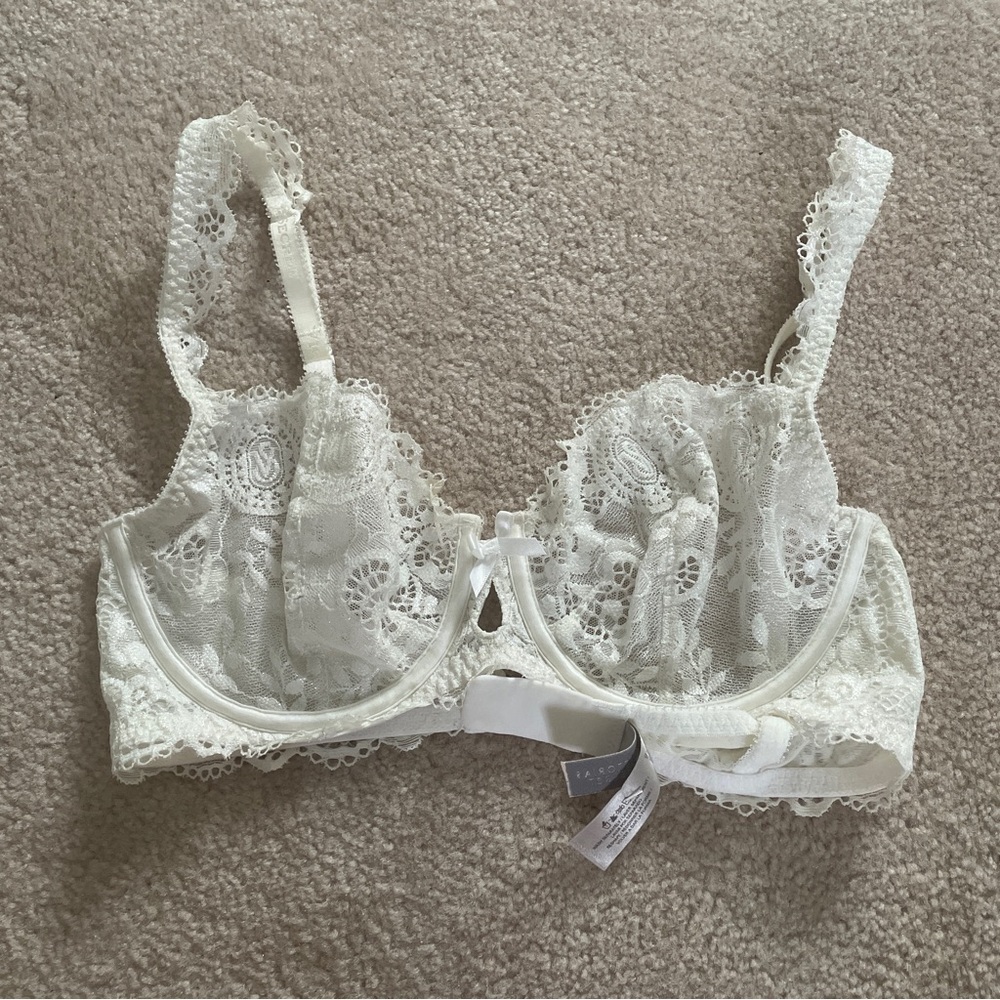 Victoria Secret white lacy bra size 32D